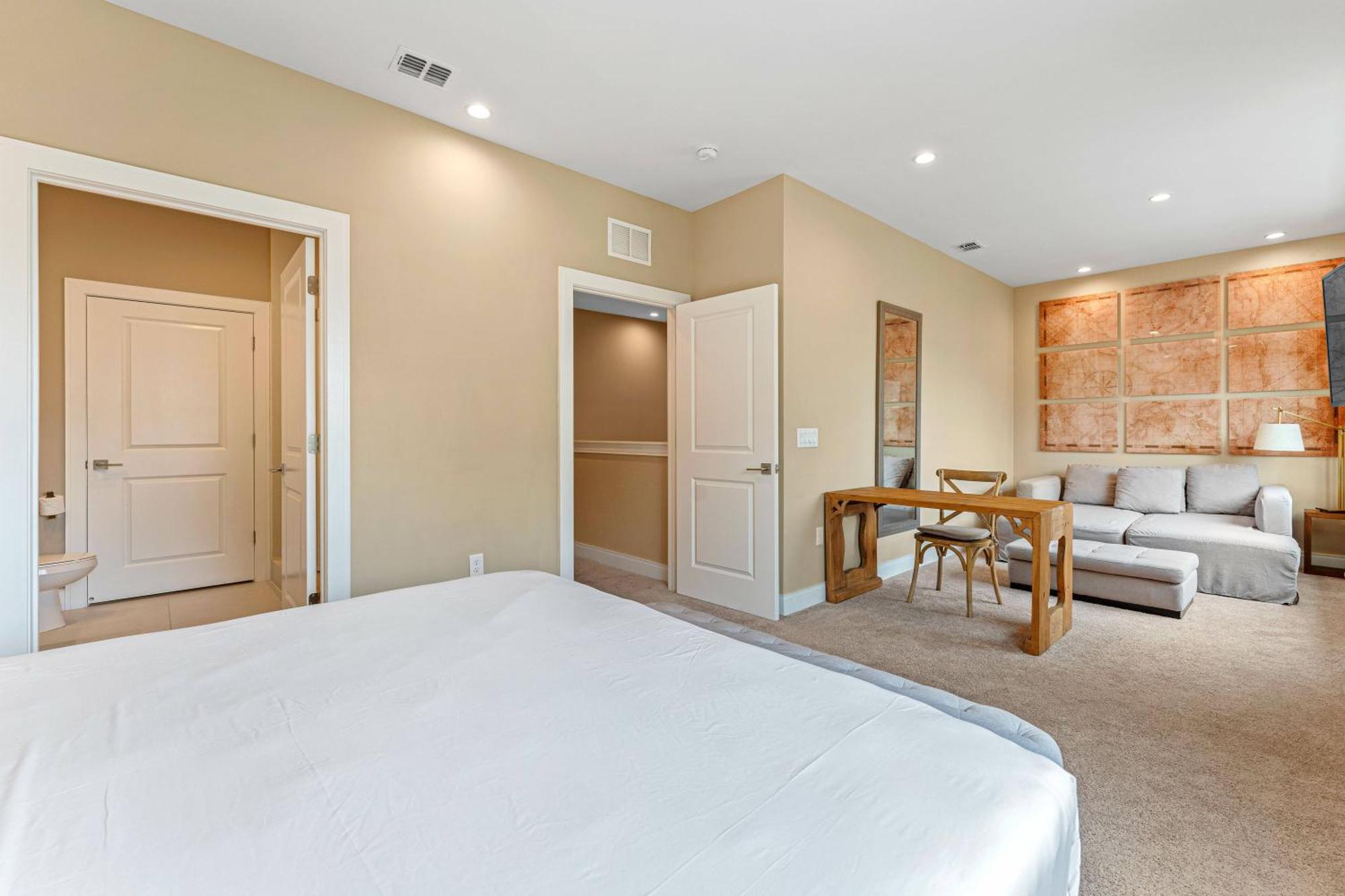 3081 Magic Village 4suites Jacuzzi Near 192 8 Min